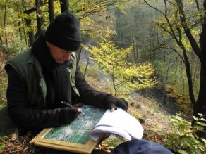 Eine Mitarbeiterin der Biologischen Station bei der Datenaufnahme